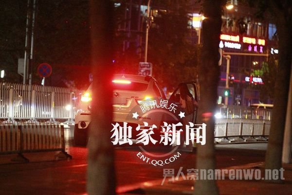 陈楚生女友进入车内