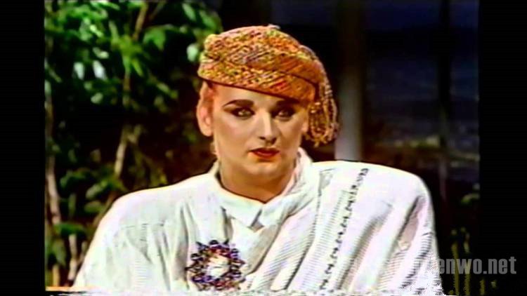  　　Boy George的着装风格在当时是极为挑战社会舆论的，是一位备受争议的歌星。