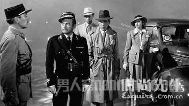 (Humphrey Bogart在1942年的电影《卡萨布兰卡》里穿着战壕大衣的经典演绎，沉稳优雅的形象令人难忘。)