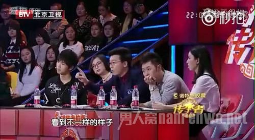 戴着眼镜、有点“专业人士”架势的青年