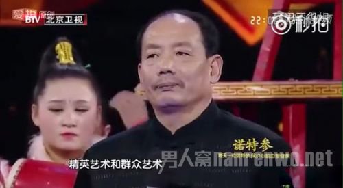 台上的演员和带队老师明显忍着泪水