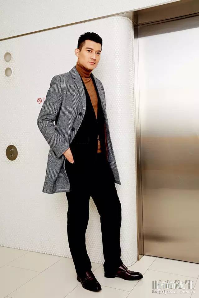  　　灰色格纹大衣、棕色高领衫 BOSS