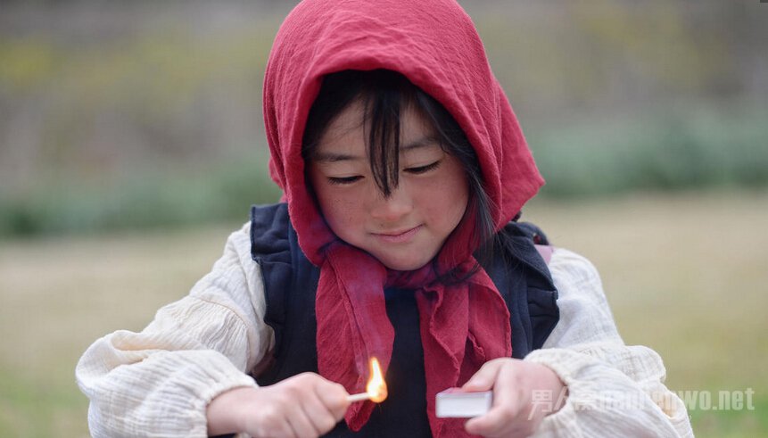 小女孩卖火柴