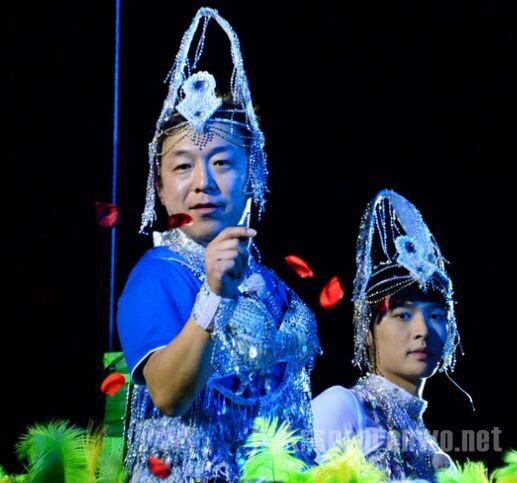 黄渤穿女装抛媚眼