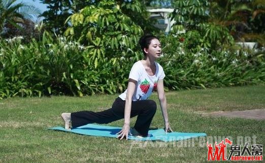 林志玲烈日下练瑜伽 俯身秀沟露