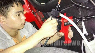 使用喷壶和内窥镜,一遍操作一遍检查死角 使用喷壶和内窥镜,一遍操作一遍检查死角