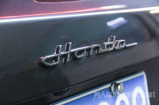 车主将原车Honda车标更换为类似保时捷车标风格 车主将原车Honda车标更换为类似保时捷车标风格