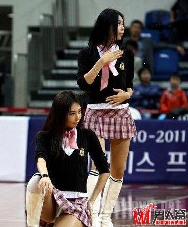 美女拉拉队春光乍泄惹争议