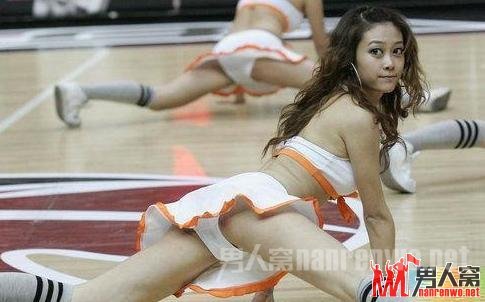美女拉拉队春光乍泄惹争议