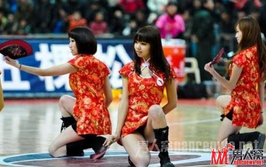 美女拉拉队春光乍泄惹争议