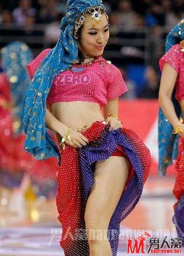 美女拉拉队春光乍泄惹争议