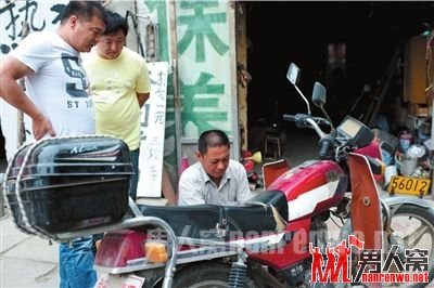 大庄在帮顾客检查摩托车的问题