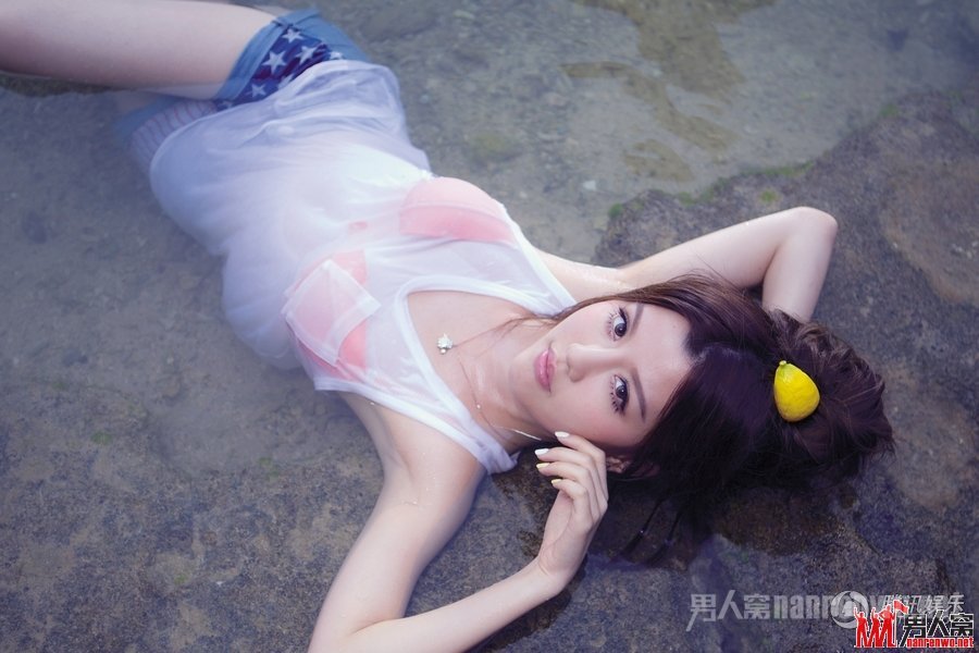 双胞胎组合By2水中湿身照曝光