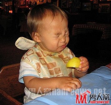 可爱宝宝吃柠檬时的超萌表情