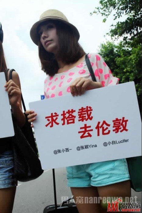 惊现美女高速路上搭车 竟然没人敢停车