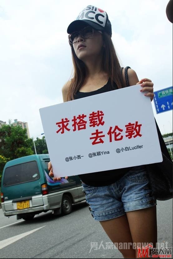仔细观察还会发现她们的牌子上竟然还有微博地址。