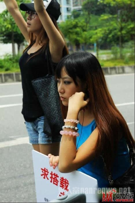 惊现美女高速路上搭车 竟然没人敢停车